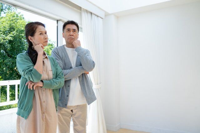 空き家の今後を考える夫婦